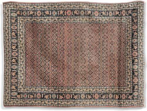 Tapis Tabriz orné d'un semis de fleurs stylisées. …