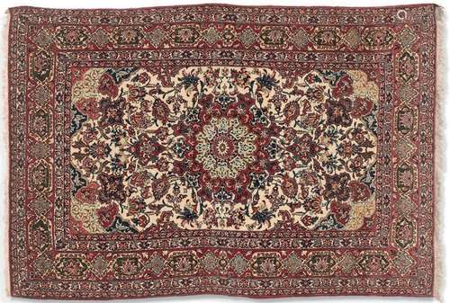 Tapis Ispahan orné d'une rosace centrale sur un fo…