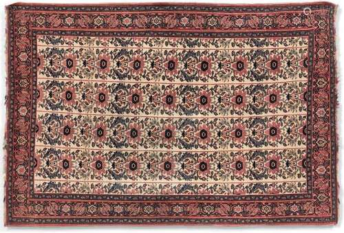 Tapis Senneh orné de quatre bandes fleuries. Bordu…