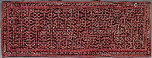 Long tapis Karabagh orné de lignes de fleurs. Bord…