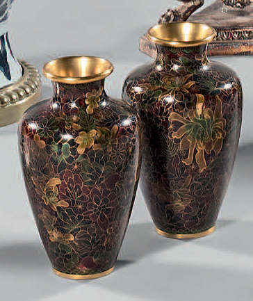 Paire de petits vases ovoïdes en cuivre émaillé de…