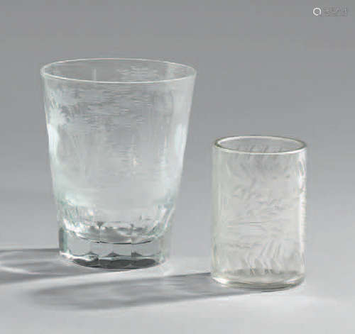 Quatorze petits verres gobelets gravés de feuillag…