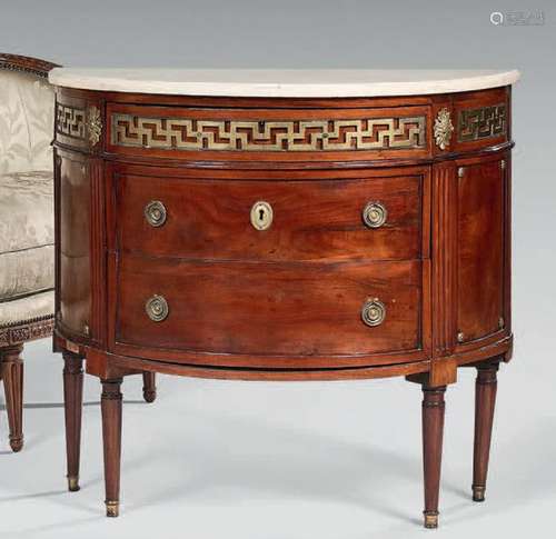 Commode demi lune en placage d'acajou ouvrant à tr…