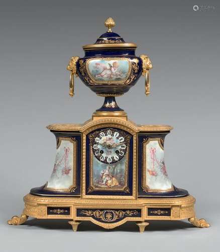 Grande pendule de cheminée en porcelaine surmontée…