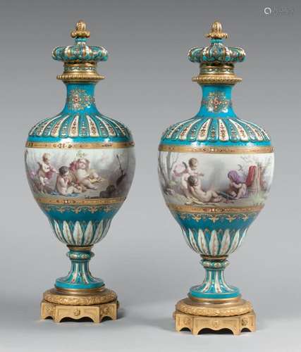 Paire de vases balustre couverts en porcelaine à d…