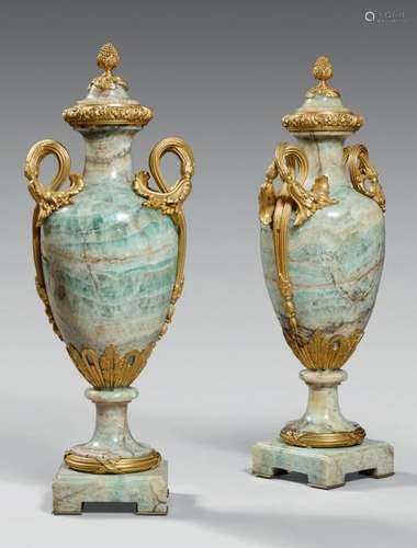 Paire de grands vases couverts ovoïdes en spath fl…