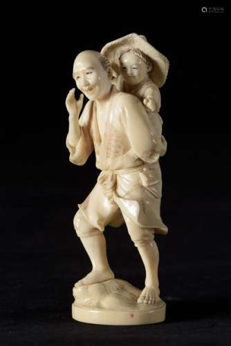 Okimono en ivoire représentant un paysan portant u…