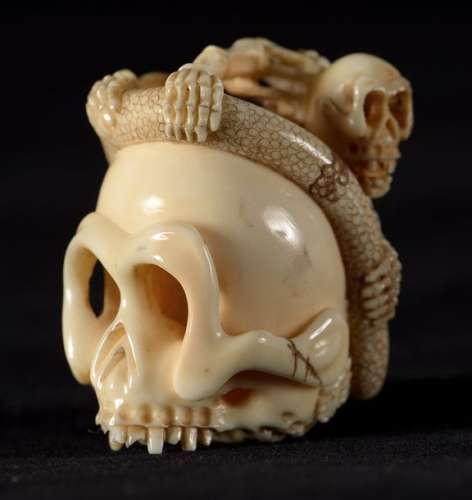 Okimono en ivoire marin, représentant un crâne sur…