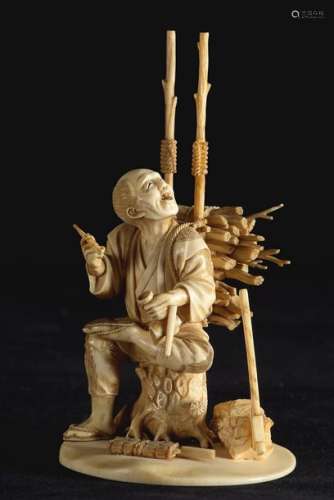 Okimono en ivoire représentant un bûcheron assis, …