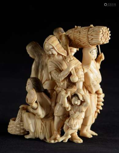 Okimono en ivoire représentant un groupe de paysan…