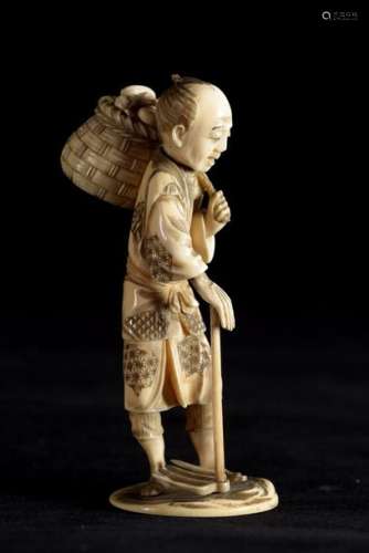 Okimono en ivoire représentant un paysan portant u…