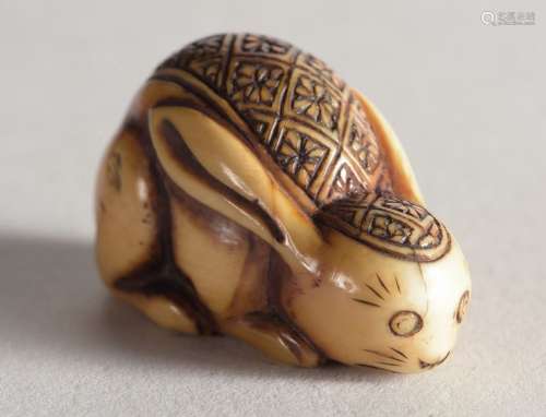 Netsuke en ivoire de patine jaune figurant un lapi…