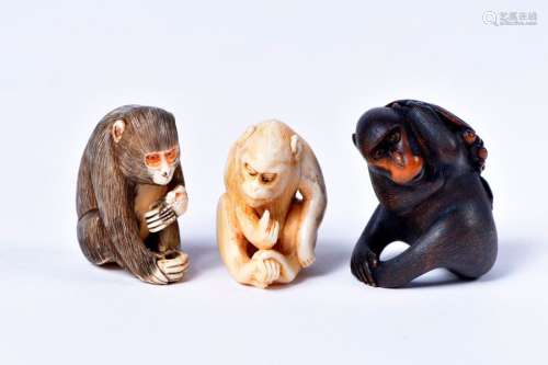 Trois netsuke représentant des singes, deux en ivo…