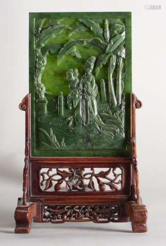 Paire d’écrans en amphibole vert épinard, sculptés…
