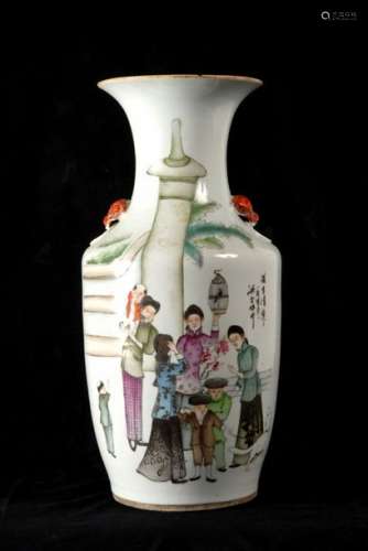Vase balustre à ouverture évasée, en porcelaine et…