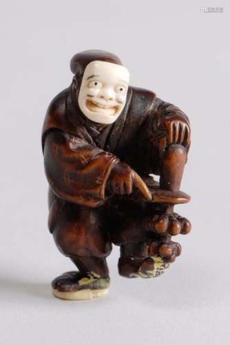 Netsuke en bois représentant un acteur dansant por…