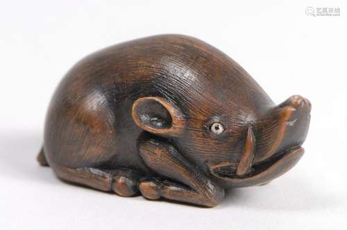 Netsuke en bois représentant un sanglier allongé a…