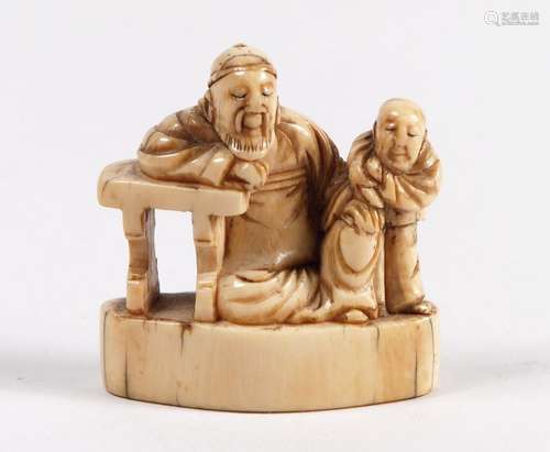 Netsuke en ivoire de belle patine représentant un …