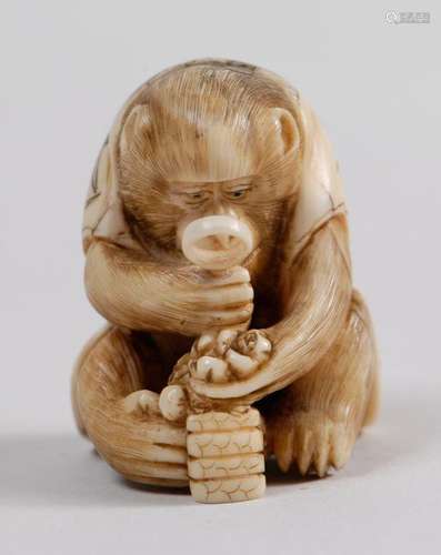 Lot de deux netsuke en ivoire rehaussés de brun, l…