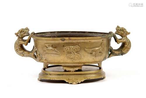 Coupe ovale en bronze, à décor en relief d’oiseaux…