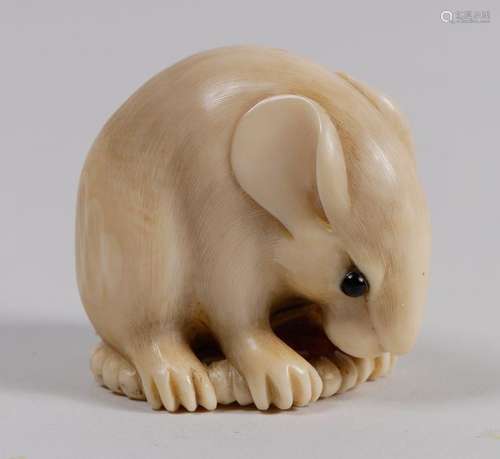 Netsuke en ivoire représentant un rat tenant sa qu…