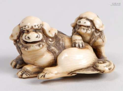 Netsuke en ivoire représentant un shishi allongé, …