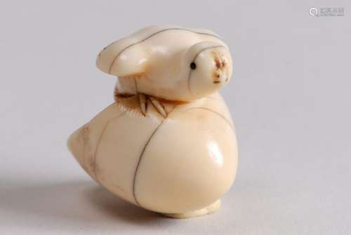 Netsuke en ivoire représentant un poussin debout g…