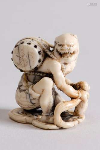 Netsuke en ivoire rehaussé de brun représentant Ra…