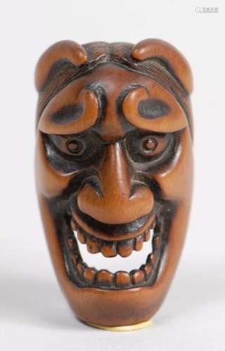 Deux netsuke en bois, sculpté en forme de masque, …