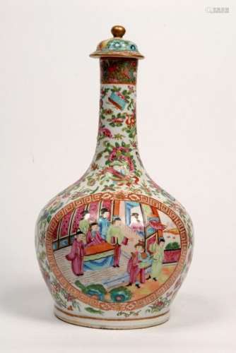 Vase bouteille couvert, en porcelaine de Canton, à…