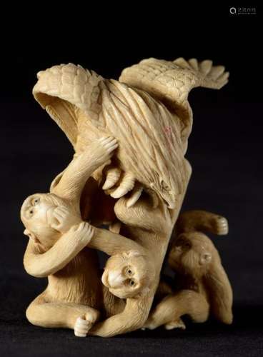Okimono en ivoire représentant un aigle attaquant …