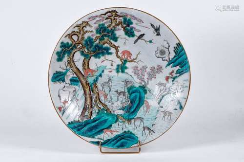 Grand plat en porcelaine et émaux polychromes, à d…