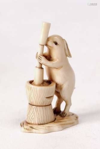 Netsuke en ivoire représentant le lapin lunaire pi…