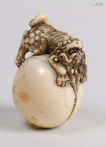 Deux netsuke, l’un en ivoire représentant un shish…