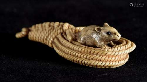 Netsuke en ivoire, rat sur un cordage enroulé et t…