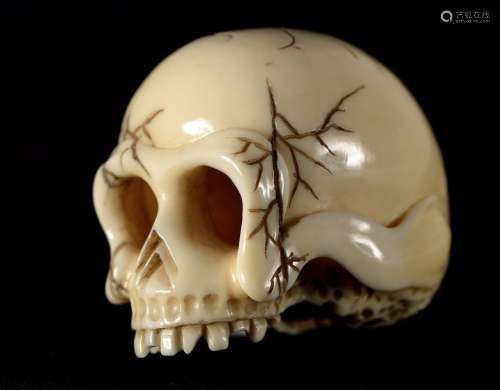 Petit okimono en ivoire sculpté en forme de crâne …
