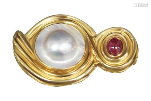 18KT GOLD MABE PEARL & RUBY CABOCHON PENDANT/PIN