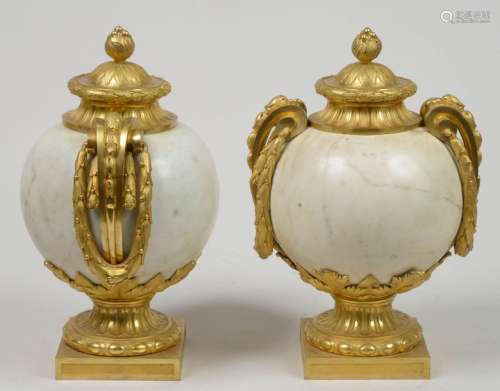 Paire de vases d'ornement de style Louis XVI en ma…