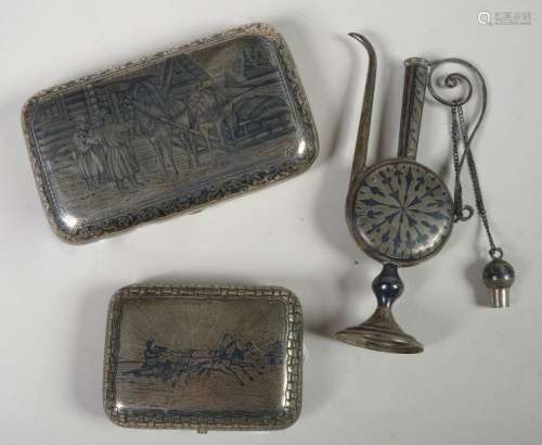 Trois objets en argent niellé décorés d'une \