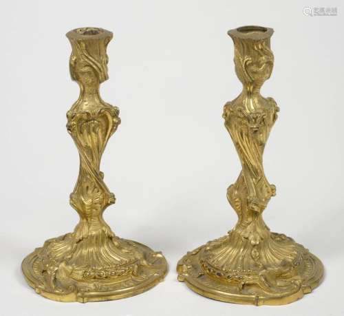 Paire de flambeaux de style Louis XV en bronze dor…