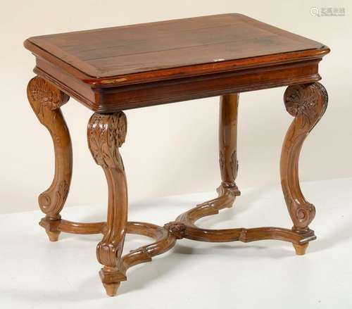 Petite table de milieu de style Louis XIV en noyer…