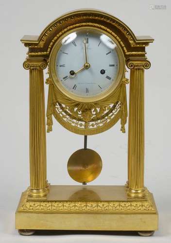 Pendule de style Directoire en bronze doré. Cadran…