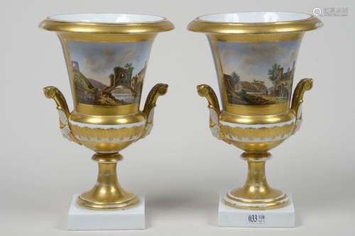 Paire de vases Médicis décorés de \