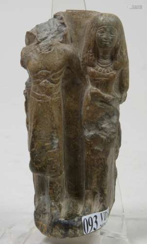 Statuette en serpentine sculptée représentant un \