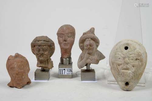 Lot de cinq objets archéologiques en terre cuite r…