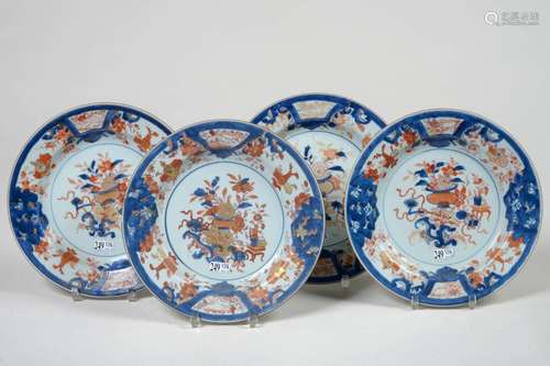 Suite de quatre grandes assiettes en porcelaine po…