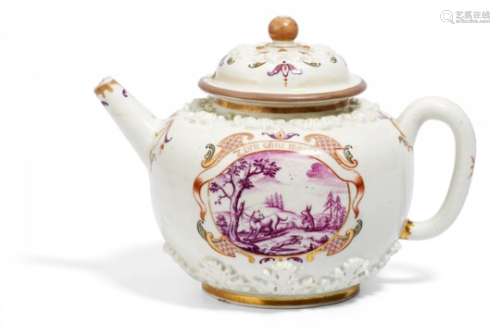 TEEKANNE MIT AKANTHUSRELIEF UND HAUSMALEREIDEKOR. Meissen. Um 1720. Malereidekor in der Art der