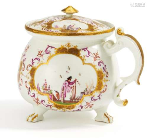 CREMETOPF MIT CHINOISERIEN. Meissen. Um 1725/30. Porzellan, farbig und gold dekoriert. Auf vier