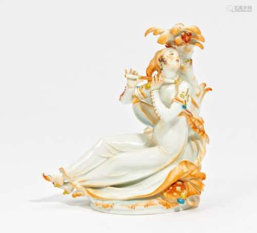 ORIENTALIN MIT FLÖTE. Meissen. Modell P. Scheurich, 1926. Porzellan, farbig und gold staffiert.