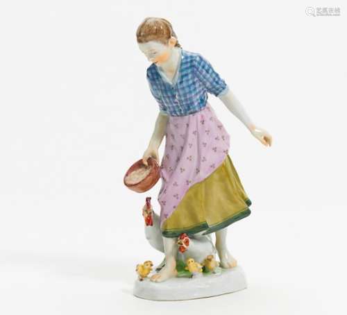 MÄDCHEN BEIM HÜHNER FÜTTERN. Meissen. Modell A. König. Porzellan, farbig staffiert. Junges Mädchen